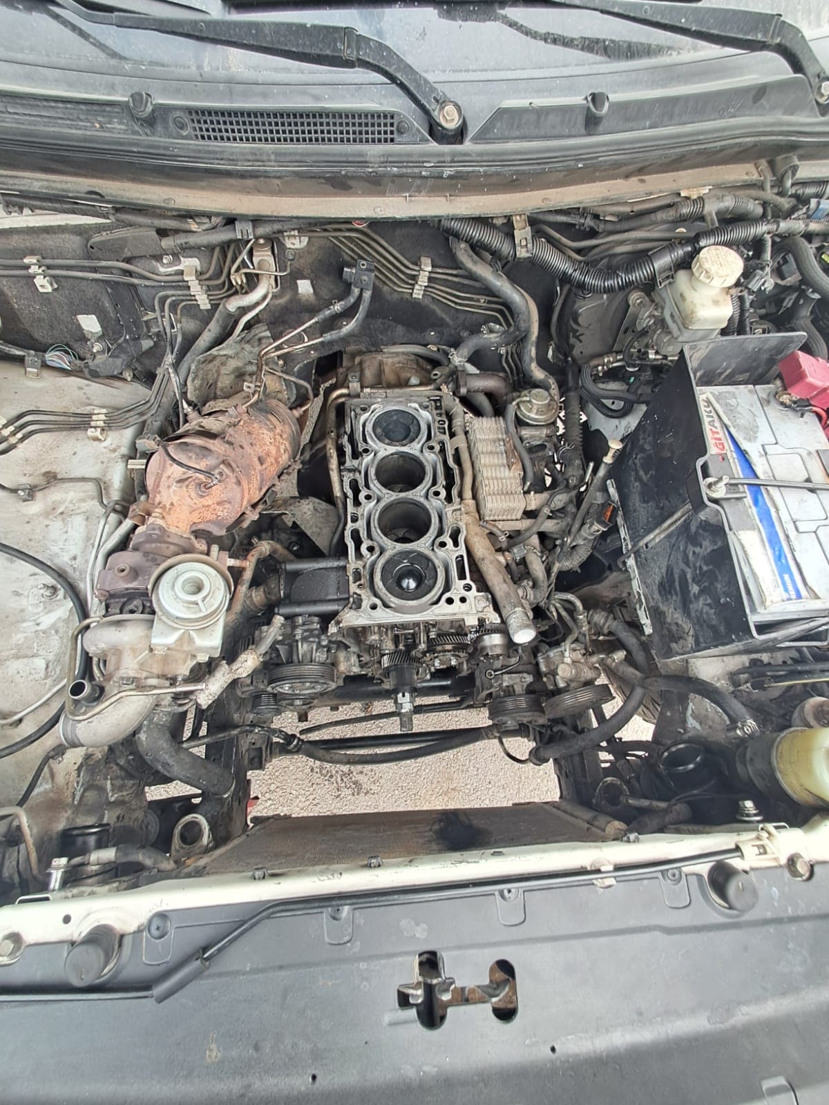 Motor bloğu hasarlı araç